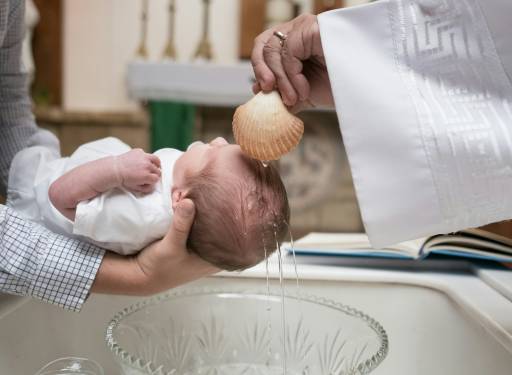 Otac nebeski u svojim rukama nosi dijete